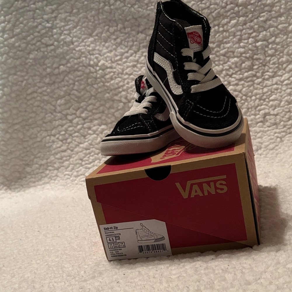 Vans Classic Black and White High-Tops Sk8 Hi Zip